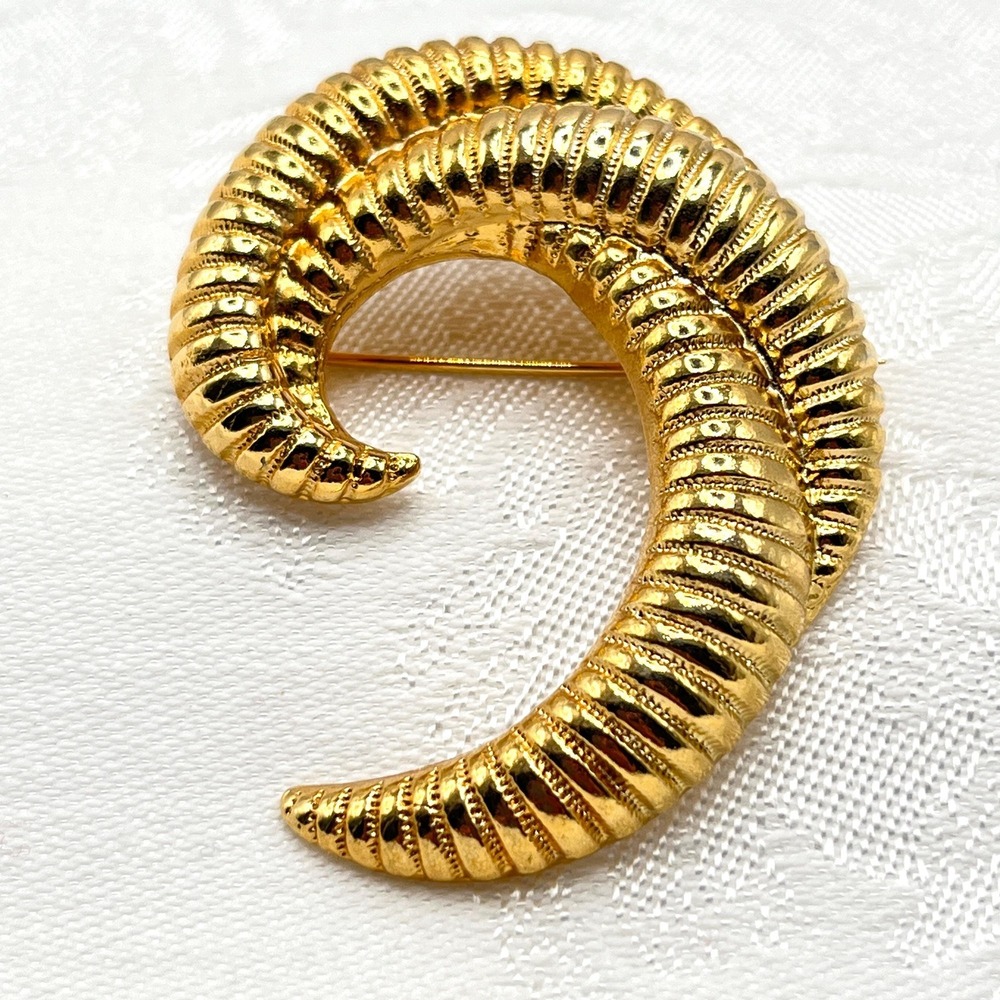 Vintage Ribbed Coiled Crescent Gold Tone Abstract 80s Brooch Pin‎